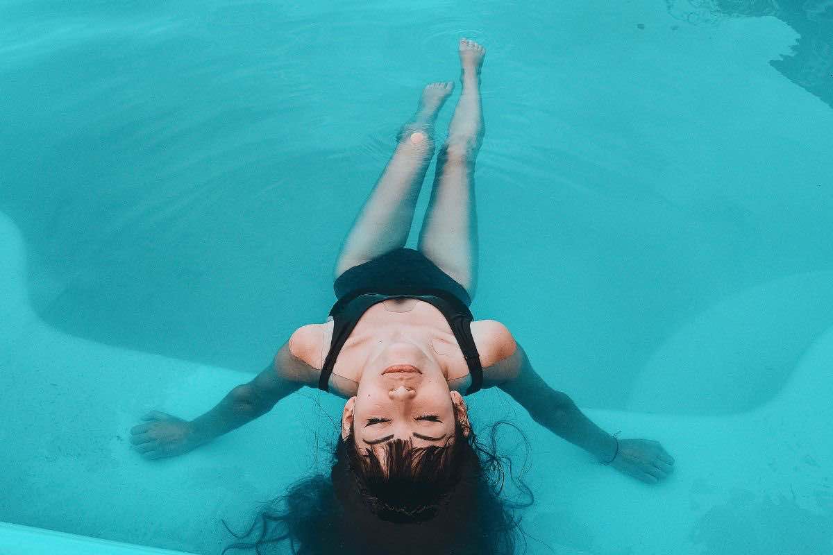 Donna in piscina