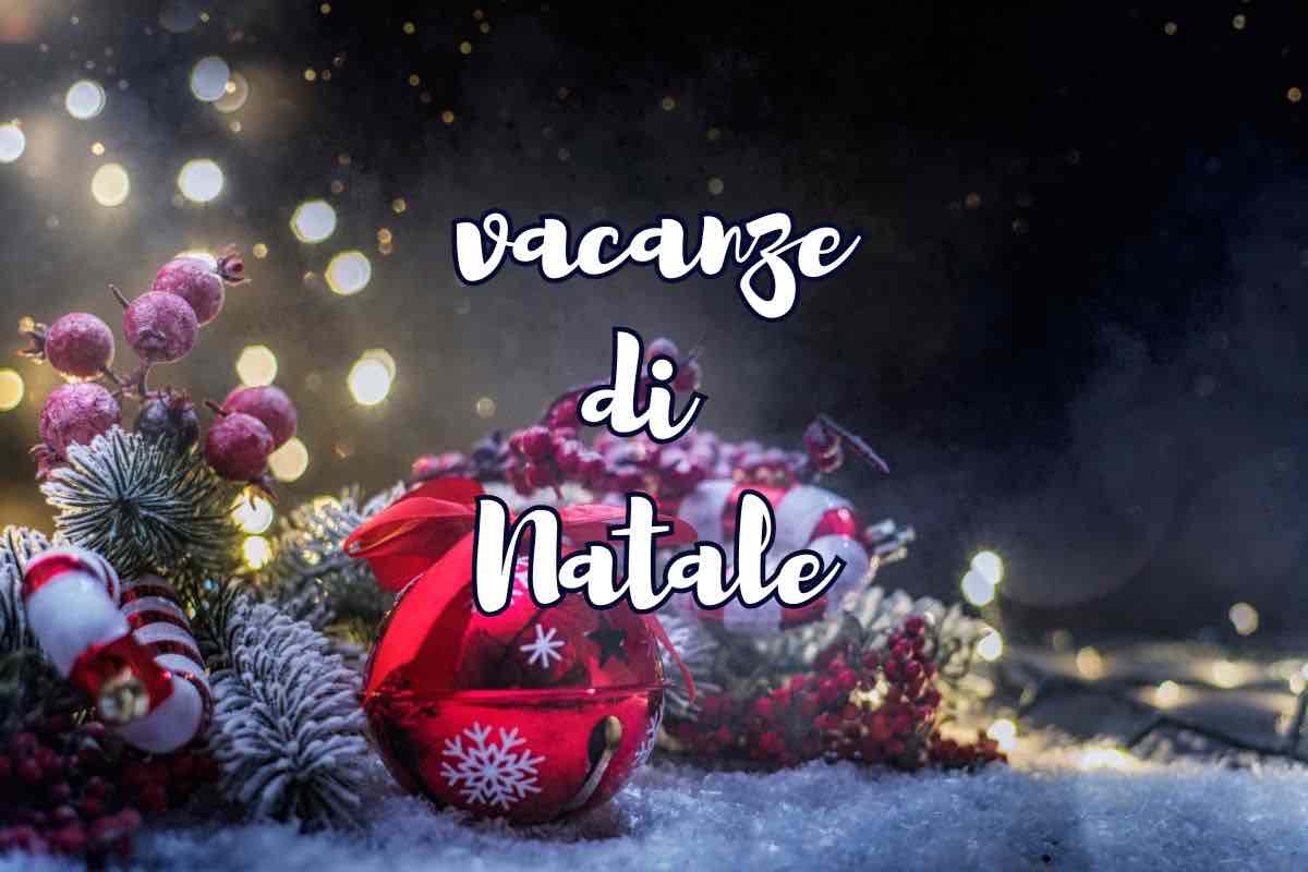 Addobbi di Natale e scritta "vacanze di Natale"