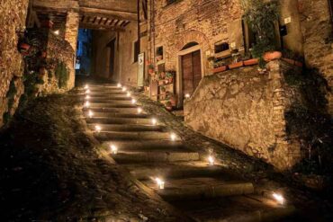 Scalinata del borgo Anghiari illuminato dalle candele