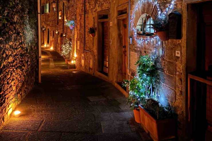 Borgo Anghiari illuminato dalle candele