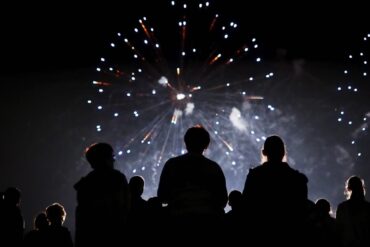 gente che guarda fuochi d'artificio