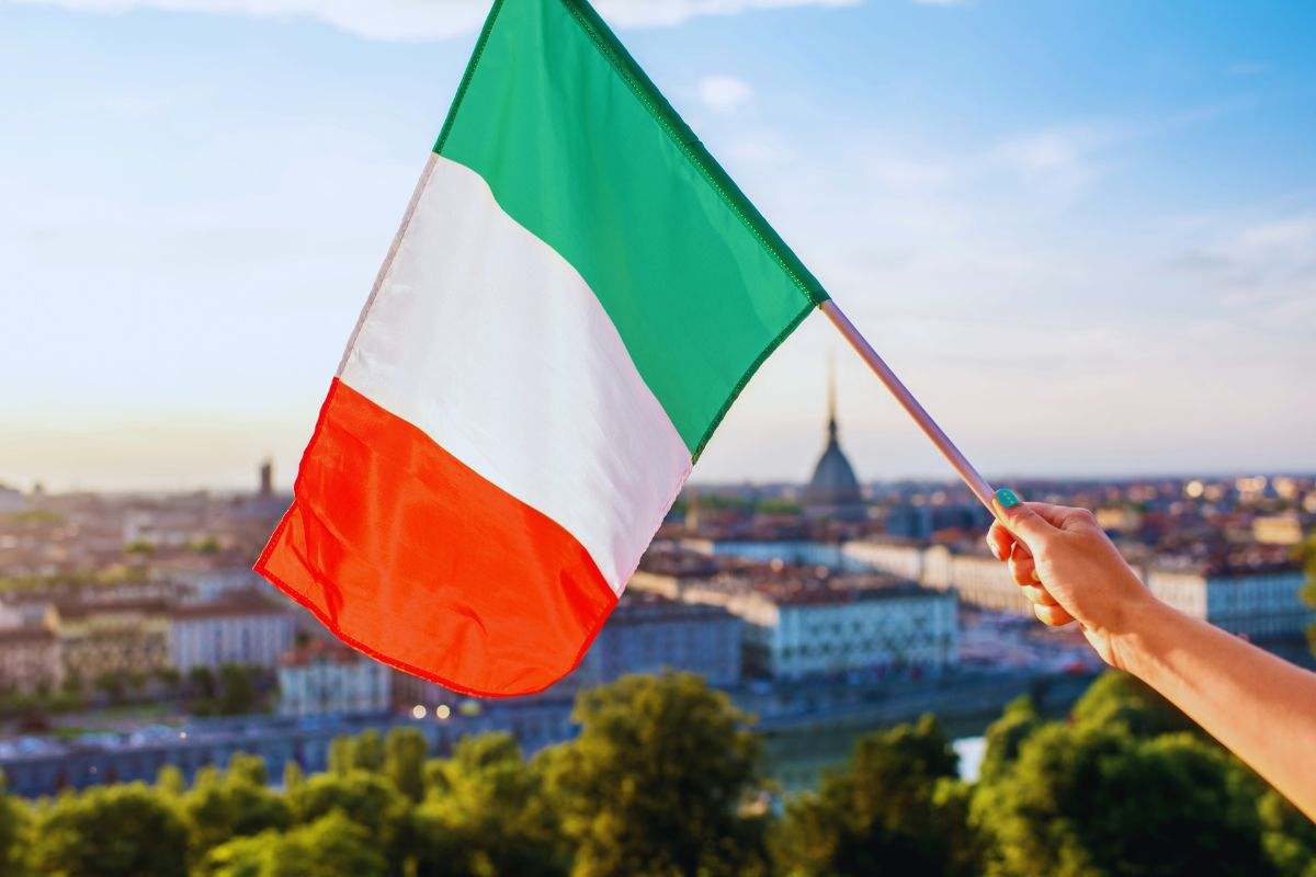 città e bandiera italiana