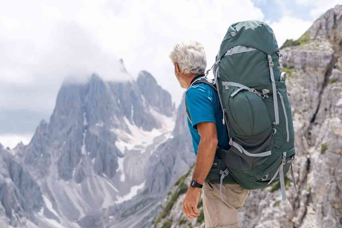 uomo con zaino spalle