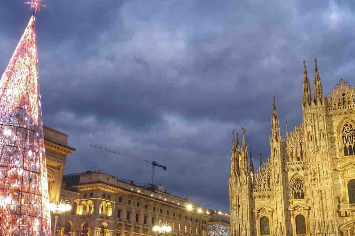 Piazza Duomo Milano e albero di Natale