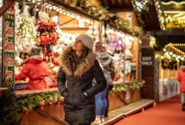 Mercatino di Natale e donna sorridente
