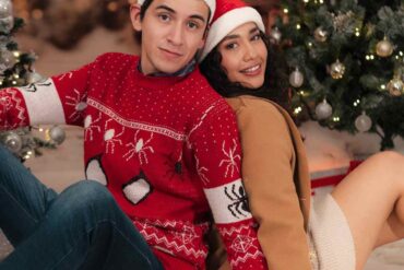 coppia sotto albero di Natale