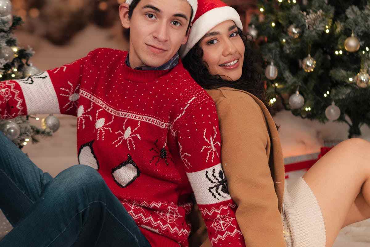 coppia sotto albero di Natale