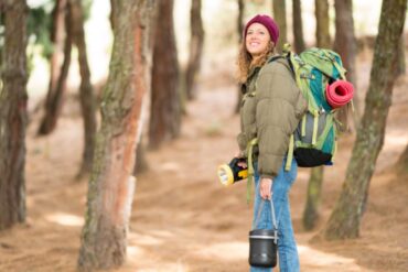 donna da sola in un bosco con uno zaino