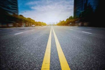 strada con strisce verticali e palazzi