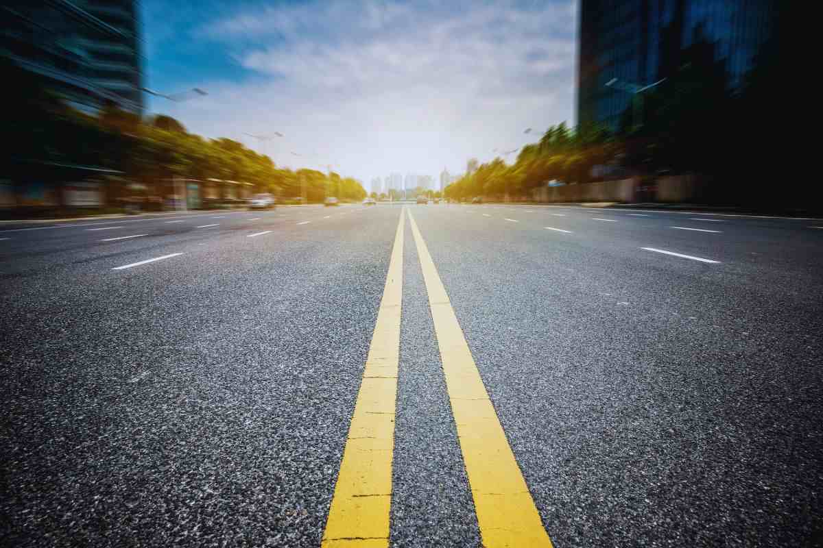 strada con strisce verticali e palazzi