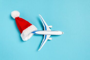 Aereo modellino e cappello di Babbo Natale