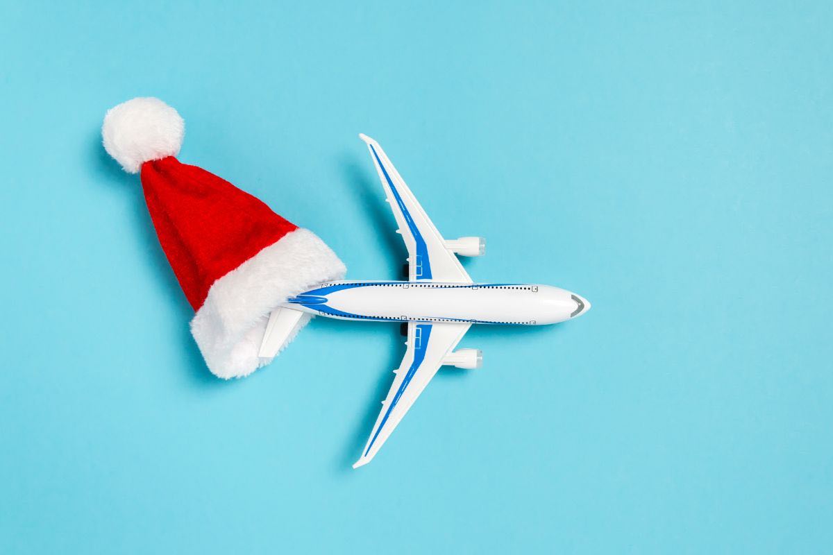 Aereo modellino e cappello di Babbo Natale