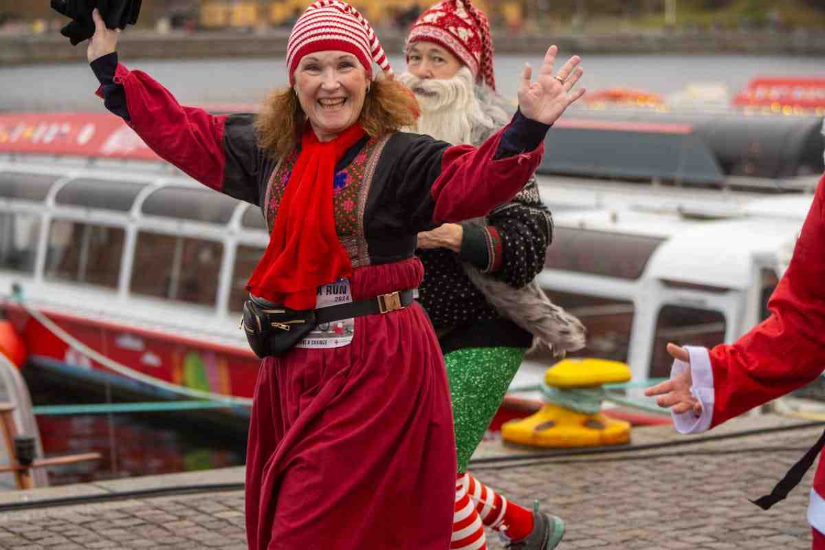 Persone vestite in stile natalizio