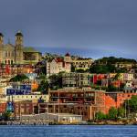 veduta dall'oceano della città con cattedrale in evidenza e case di tutti i colori