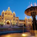 palazzo del parlamento con fontana e illuminazione al crepuscolo